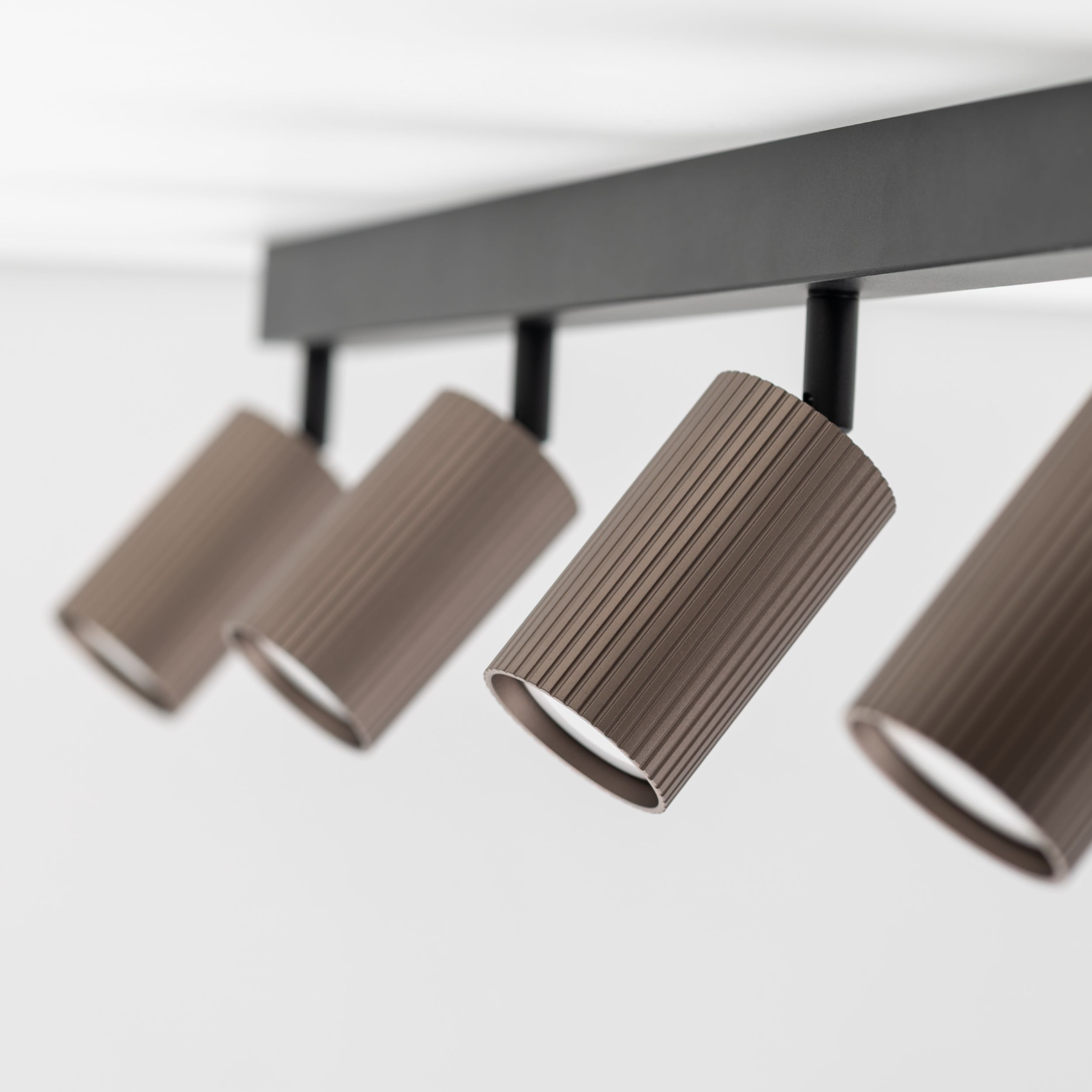 Faretto da soffitto TUNE BROWN 4XGU10 – Illuminazione Straordinaria, Quadrupla Potenza e Design Esclusivo Faretto da soffitto TUNE BROWN 4XGU10 in metallo marrone dal design tubolare moderno ed elegante.